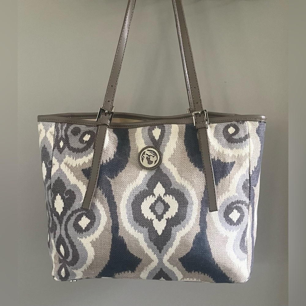 Elegant Patterned Tote Bag in Gray and Cream